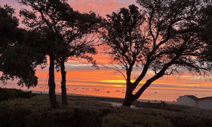 Noirmoutier-en-l'Ile Villa | Cozy Beachfront Villa with Stunning Ocean Views & Pool