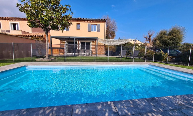 Plage de la Garonnette Villa | Idyllic Villa Steps from Beach with Private Pool & Ocean View