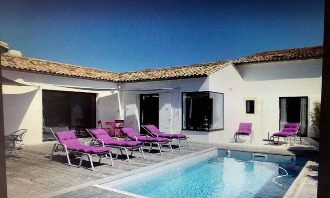 La Couarde-sur-Mer House | Inviting Villa with Heated Pool and Spa Amenities