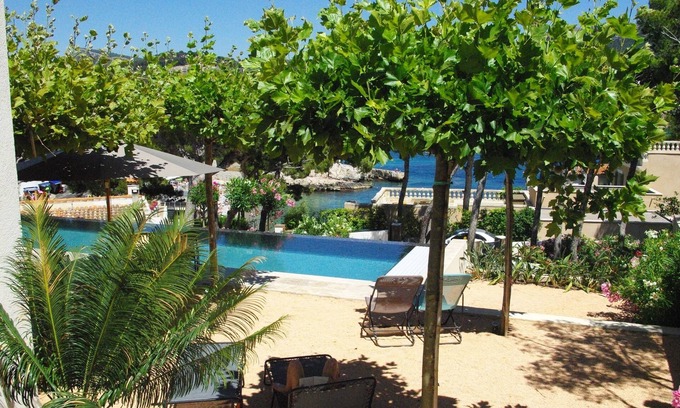 Cassis Villa | Inviting Villa for 16-18 Guests, Steps from the Beach!