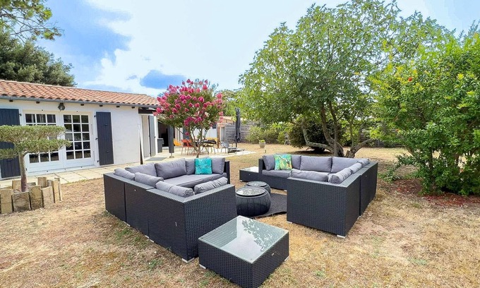 La Couarde-sur-Mer House | Cozy Villa with Ocean View Near Beautiful Beaches