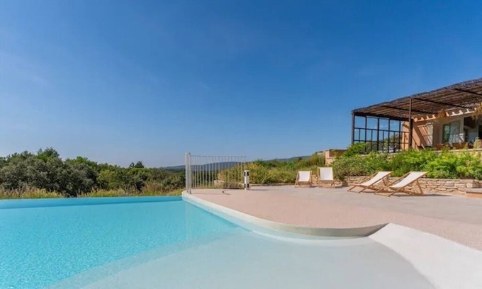 Goult Villa | Elegant Villa in Goult: Infinity Pool & Spa Retreat