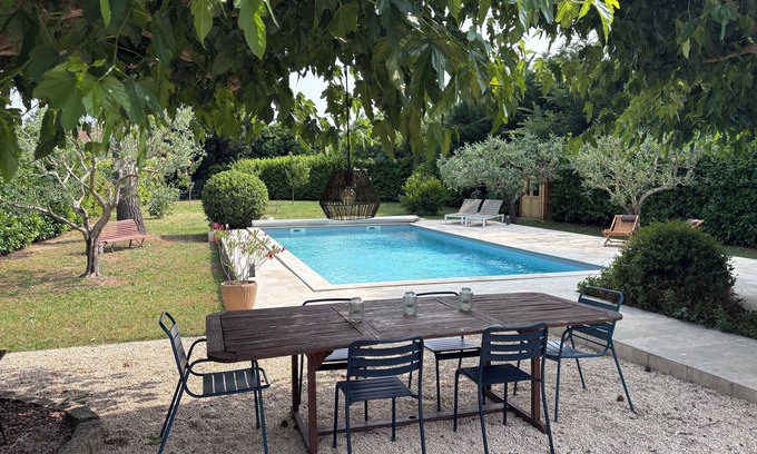 Vedene Villa | Tranquil Villa near Avignon with Pool and Garden Retreat