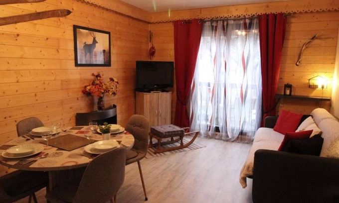 Bagneres-de-Luchon Apartment | Cozy Luchon 2-Room Cabin Near Ski Lifts with Wi-Fi