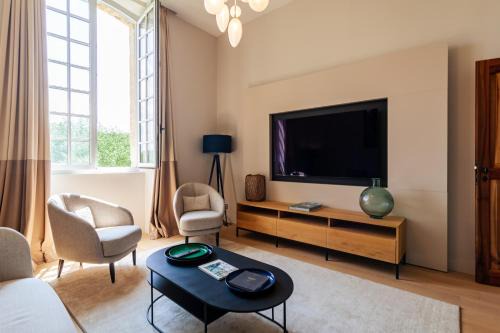 Chateauneuf-le-Rouge Apartment | Elegant Apartment in a Chateau, Aix - 4-Star Stay