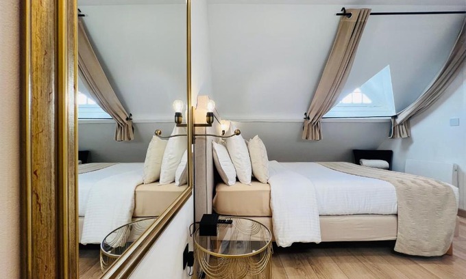 Ris Orangis Apartment | Elegant Apartment with Garden and Private Parking