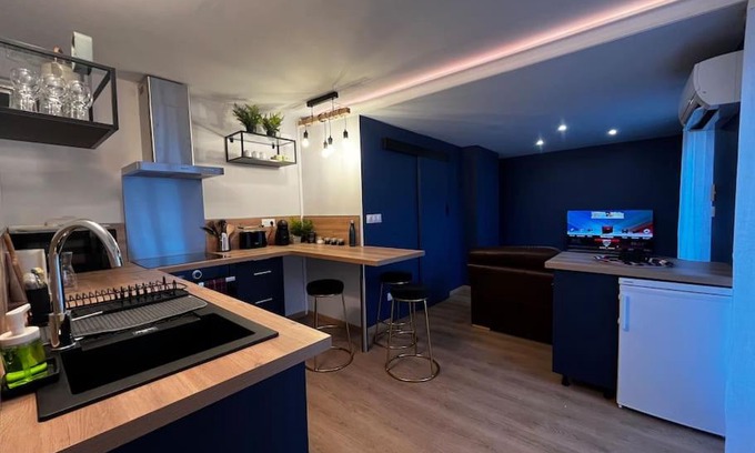 Bourges Apartment | Pet-Friendly Superbe Appartement Centre B - Rated 9.1/10