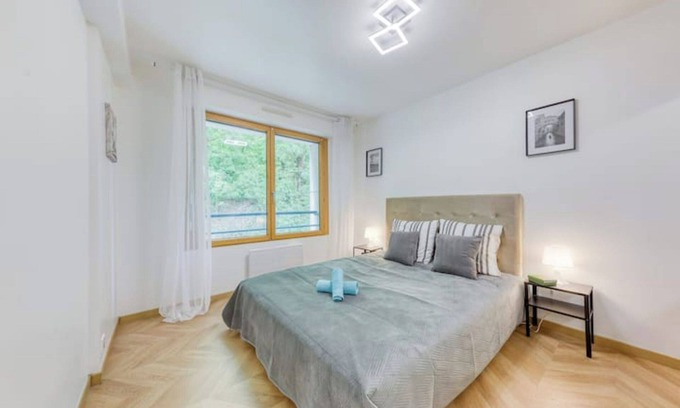 Billancourt–Rives de Seine Apartment | Elegant Apartment Overlooking Paris in a Beautiful Park