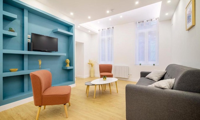 Mirepoix Apartment | Central Apartment Retreat with Netflix & Family-Friendly Vibe
