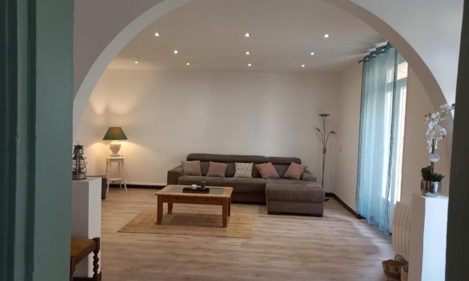 Besseges Apartment | Delightful Apartment Near the River with Breakfast & Pets Allowed