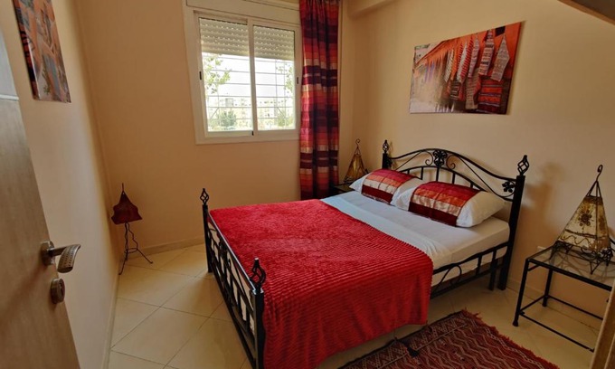 Cite Al Mohammadi Apartment | Elegant Islane Apartment with Ocean View and Accessibility