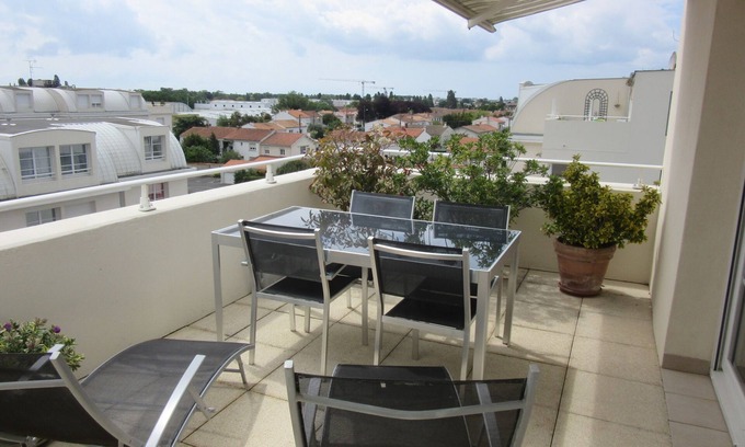 La Rochelle Apartment | Ideal Two-Bedroom Apartment with Terrace and Bikes Provided