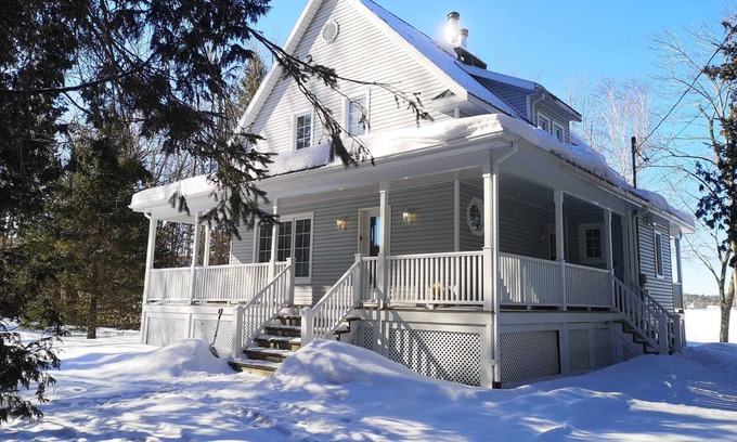 Mont-Tremblant Cottage | Idyllic Lakefront Cottage Surrounded by Nature's Beauty