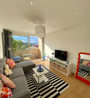 Giens Apartment | Modern Oceanfront Duplex: Perfect for Family Getaways