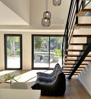Le Pradet Apartment | Cozy Studio with Oceanfront Views, Rated 9.4/10 by Guests