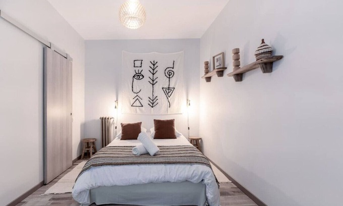 Vieux Vichy Apartment | Beautiful Studio in Historic Building with Lake View