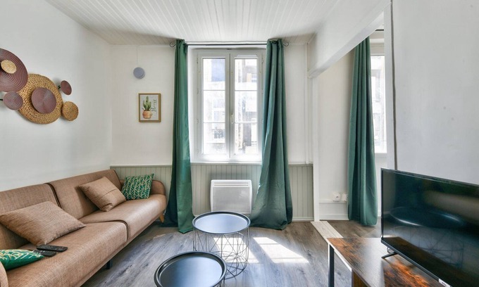 Le Camas Apartment | ```html
Cozy T2 Just 2 Minutes from La Conception with Breakfast
```