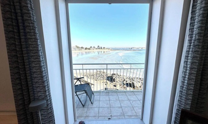 Larmor-Plage Apartment | Cozy T2 with 360° Sea Views and Pet-Friendly Amenities