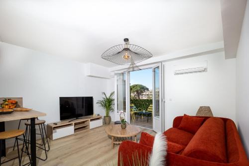 Juan-les-Pins Apartment | Beautiful Oceanfront T2 in Juan Les Pins, 300m to Beaches