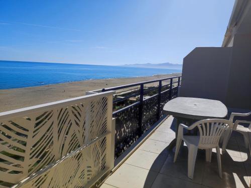Le Port Apartment | Seaside Apartment for 6 with Beach Access in Canet-en-Roussillon