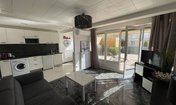 Greoux-les-Bains Apartment | Inviting T3 Classé with Lake View & Family-Friendly Perks
