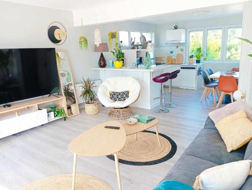 Caudan Apartment | Inviting T3 with Terrace & Garden in Town Center