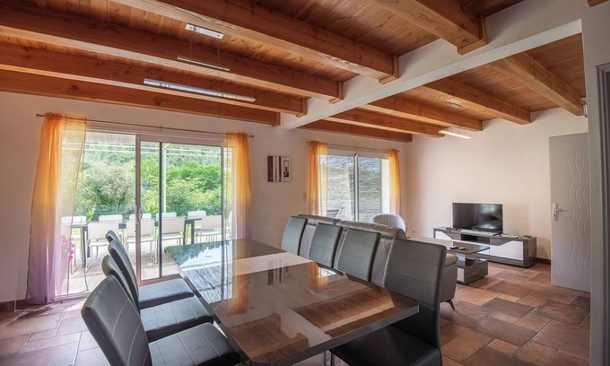 Vesseaux Villa | Beautiful New Villa Near Hiking and Shops - 10/10 Rated