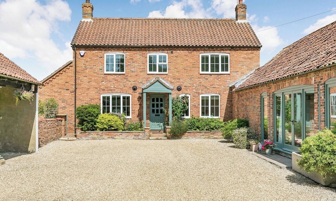 Louth Cottage | Comfort-Infused Hotel with Lake View and Child-Friendly Amenities