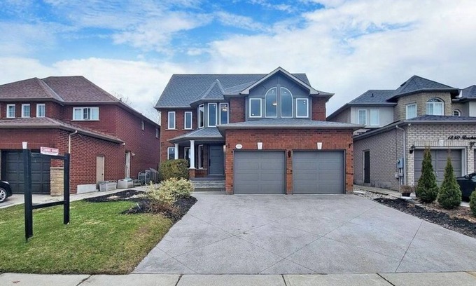 Pickering House | Inviting Superhouse with Ocean View & Spa Amenities