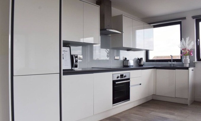 Havering Condo | Modern 3-Bed Apartment with Balcony in Romford