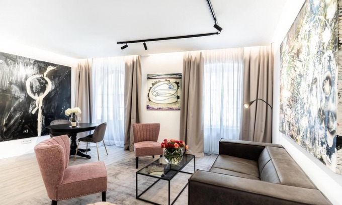 Krems an der Donau Apartment | Superior Apartment "Art Collection“ with Kingsize Bed and Air Conditioning