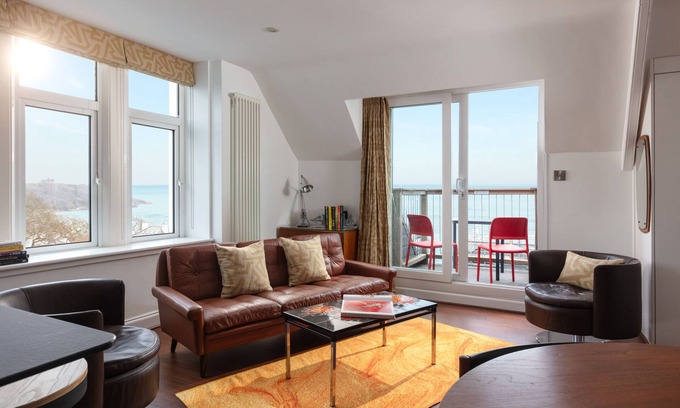 Maenporth Apartment | Superior Apartment - David Bowie & Friends