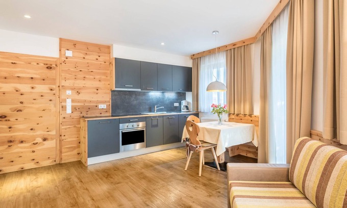 Gudon Apartment | Relaxing Marialisa Apartment with Mountain View & Hot Tub