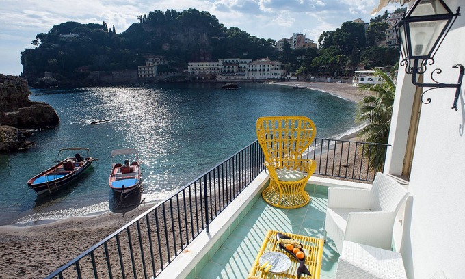 Spisone Apartment | Seaside Superior Apartment in Taormina with Pool & Breakfast