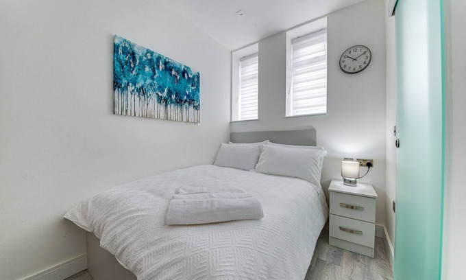 Roundhay Apartment | Cozy Studio Steps from Amenities with Breakfast Included