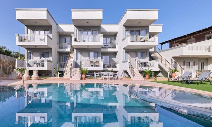 Stavromenos Apartment | Family Apartment with Pool & Ocean View - Rated 10/10