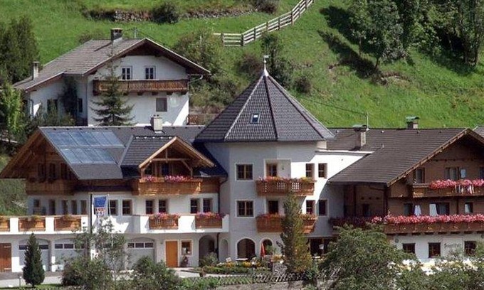 Grosskirchheim Apartment | Family-Friendly Ocean View Room at Sagritzerwirt Hotel