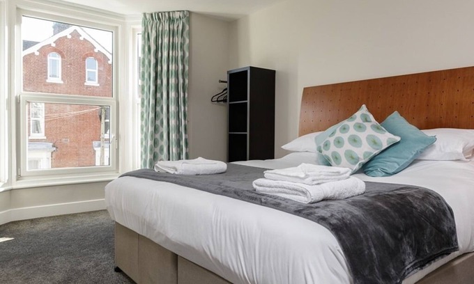 Portsmouth House | Guest Rated: Superior King Wet Room at Blue Star House