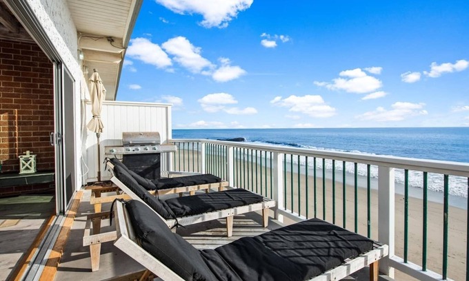 Central Malibu House | Oceanfront Malibu Townhouse - Guest Rated 9.8/10 with Views