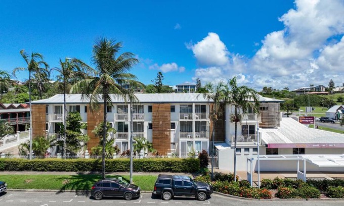 Emu Park Apartment | Relaxing Superior Studio - Unit 4 with Inviting Pool Access