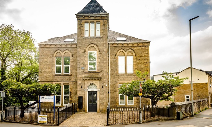 Huddersfield Apartment | Spacious Two Bedroom Apartment with En-suite & Kitchen