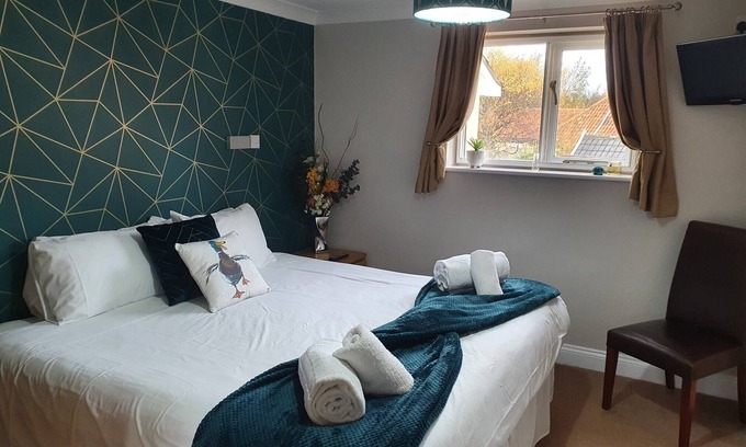 East Harling Bed & Breakfast | Secluded Superking Room at The Nags Head - Rated 9.8/10