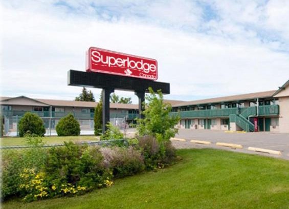 South Lethbridge Hotel | Budget-Friendly Getaway at Superlodge Canada with Breakfast