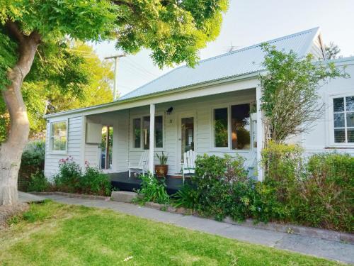 Lorne House | Cozy Retreat at Sur La Mer: Pet & Child Friendly Getaway