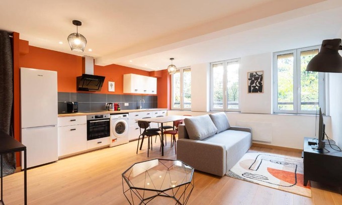 Metz-Centre – Ancienne Ville Apartment | Experience Comfort at Sur la Seille with Hot Tub Access