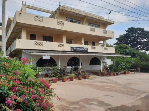 Malindi House | Cozy Surahi Restaurant & Guest House with Pet-Friendly Stay