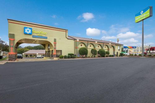 Mount Pleasant Hotel | Pet-Friendly Getaway at SureStay Hotel in Mt Pleasant