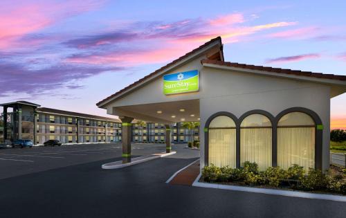 West Kissimmee Hotel | Pet-Friendly SureStay Hotel Near Clermont Theme Parks