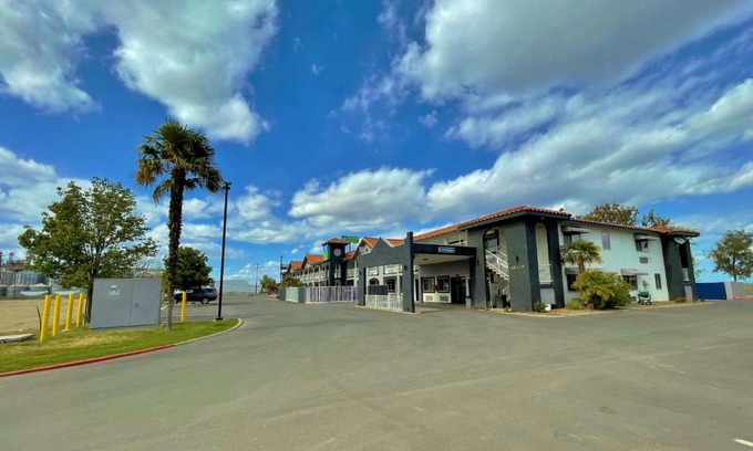 Williams Hotel | Pet-Friendly Stay at SureStay Hotel by Best Western