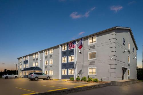 Groves Hotel | Comfortable Stay at SureStay Hotel by Best Western Groves